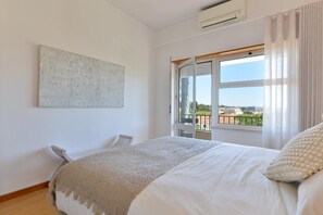 2 soverom, skrivebord, strykejern/-brett og reiseseng for barn