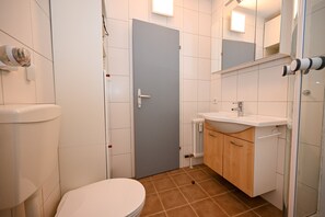 Dusj, hårføner og håndklær
