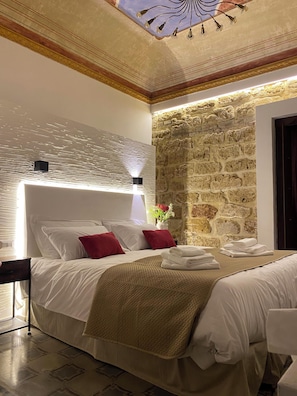 Chambre Triple Deluxe, vue cour intérieure | Coffres-forts dans les chambres, bureau
