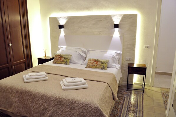 Phòng đôi Deluxe, 1 giường cỡ king, quang cảnh sân vườn | Két bảo mật tại phòng, bàn, khu vực làm việc phù hợp cho laptop 