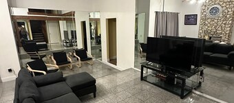 Blocks a way to Universal Studios. Full Single Family with pool, and amenities.