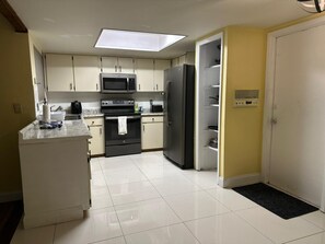 Frigorífico, microondas, horno y placa de cocina