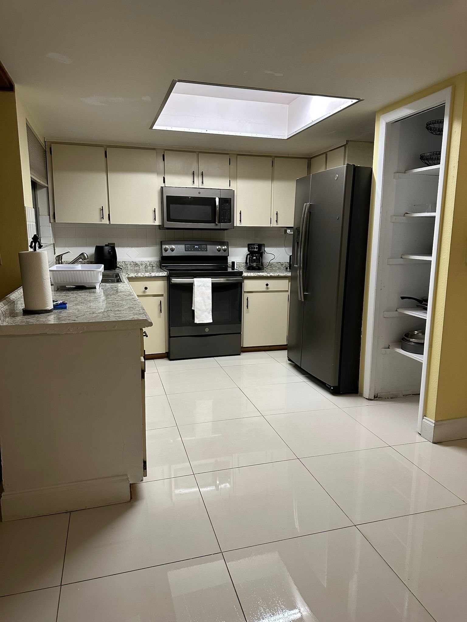 Jääkaappi, mikroaaltouuni, uuni, liesi