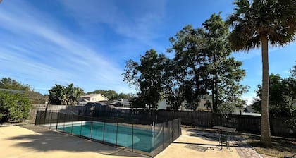 Blocks a way to Universal Studios. Full Single Family with pool, and amenities.