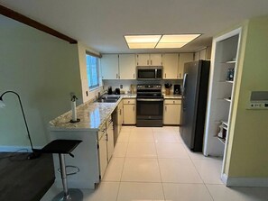Réfrigérateur, four à micro-ondes, un four, surface de cuisson