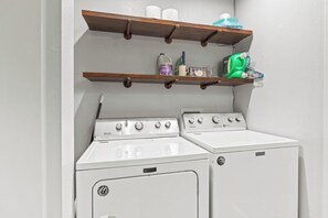 Interior - Charming 2-bedroom house with AC, WiFi in welcoming Salem (Salem)