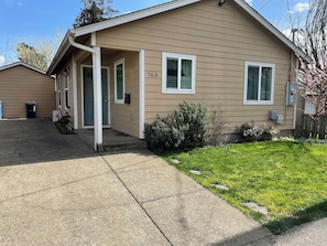 Exterior - Charming 2-bedroom house with AC, WiFi in welcoming Salem (Salem)