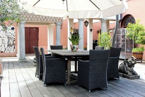 屋外ダイニングエリア