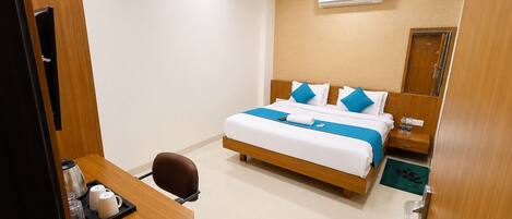 Deluxe Room | Desk, laptop workspace, WiFi (free), bed sheets