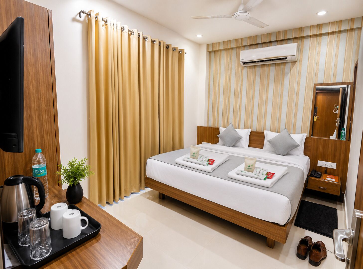 Executive Room | Desk, laptop workspace, WiFi (free), bed sheets