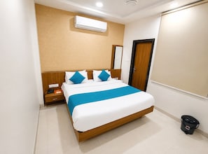 Desk, laptop workspace, free WiFi, bed sheets - Hotel Shivaay  (Indore)