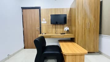 Executive Room | Desk, laptop workspace, free WiFi, bed sheets