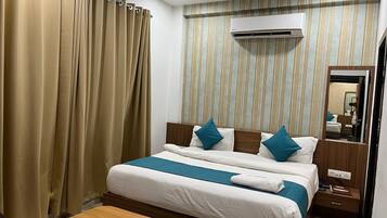 Deluxe Room | Desk, laptop workspace, free WiFi, bed sheets