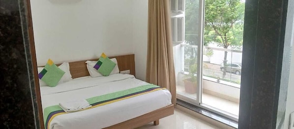 Executive Room | Desk, laptop workspace, free WiFi, bed sheets