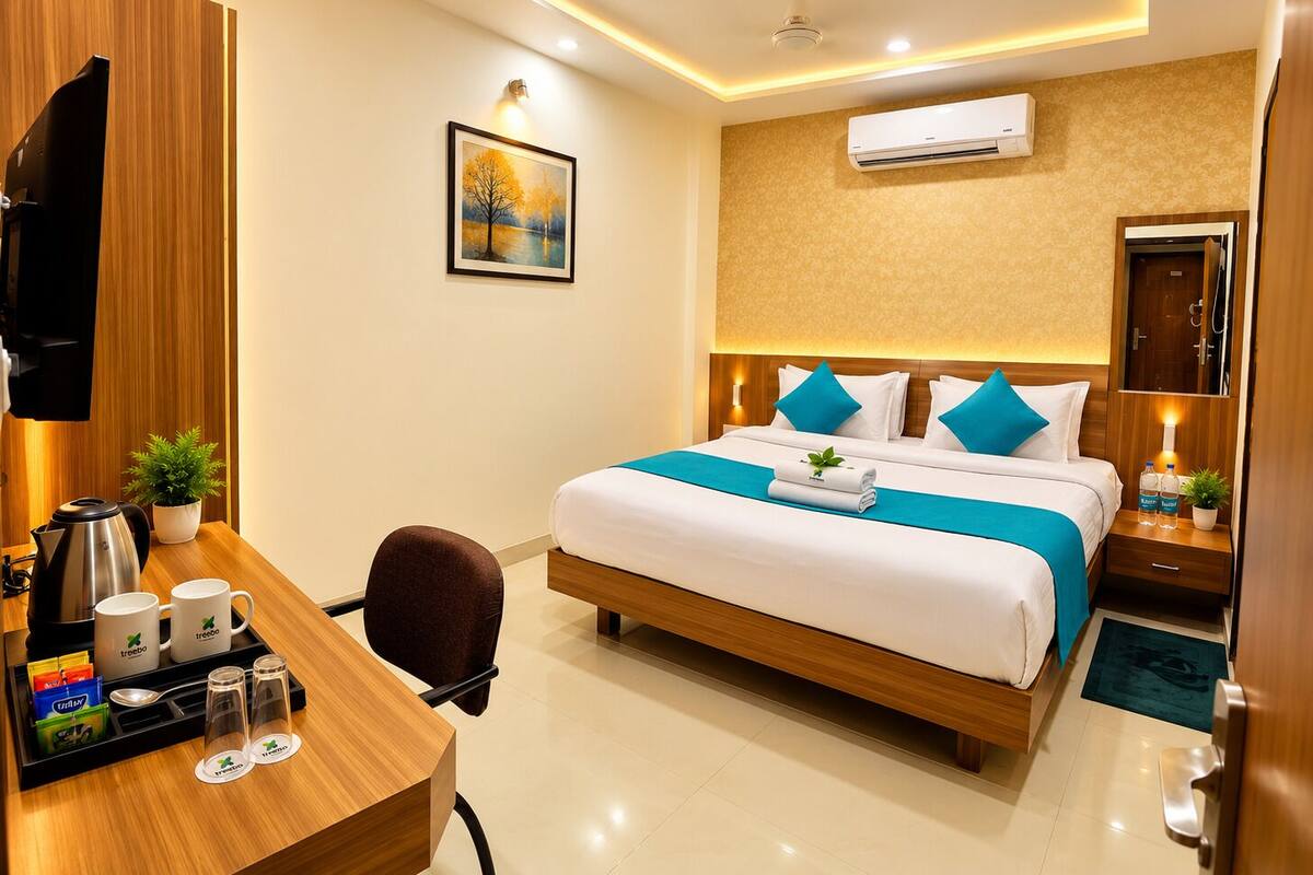 Deluxe Room | Desk, laptop workspace, WiFi (free), bed sheets