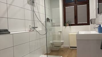 Dusche, Haartrockner, Handtücher, Seife