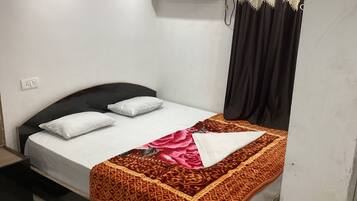 Desk, laptop workspace, iron/ironing board, free WiFi