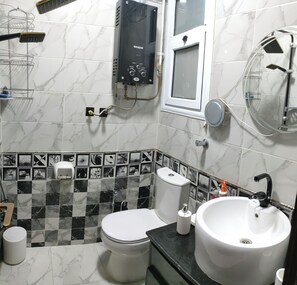 Dusche, Handtücher, Seife, Toilettenpapier