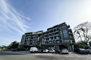 Exterior - Luxempire Homes- studio apartment w/ roof top pool, tennis, gym & havana cinema (Accra)