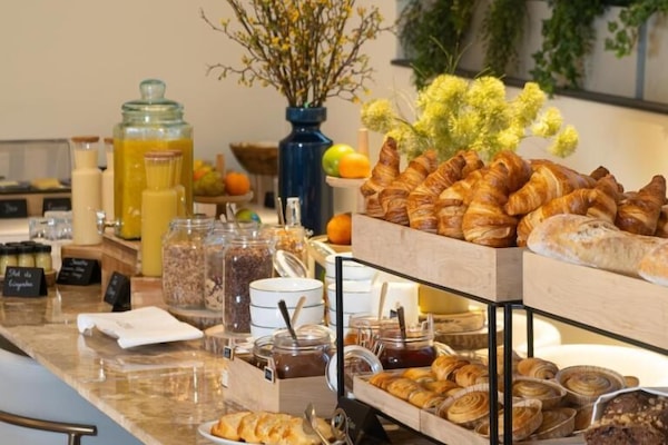 Se ofrece un desayuno continental todos los días (28 EUR por persona)