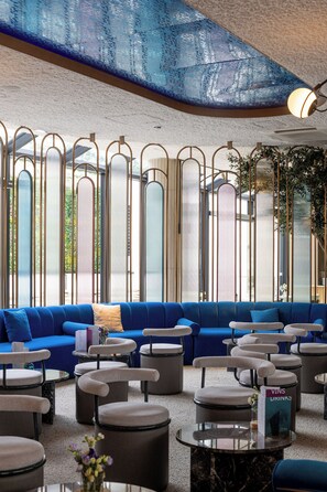 2 bars/lounges, rooftop bar