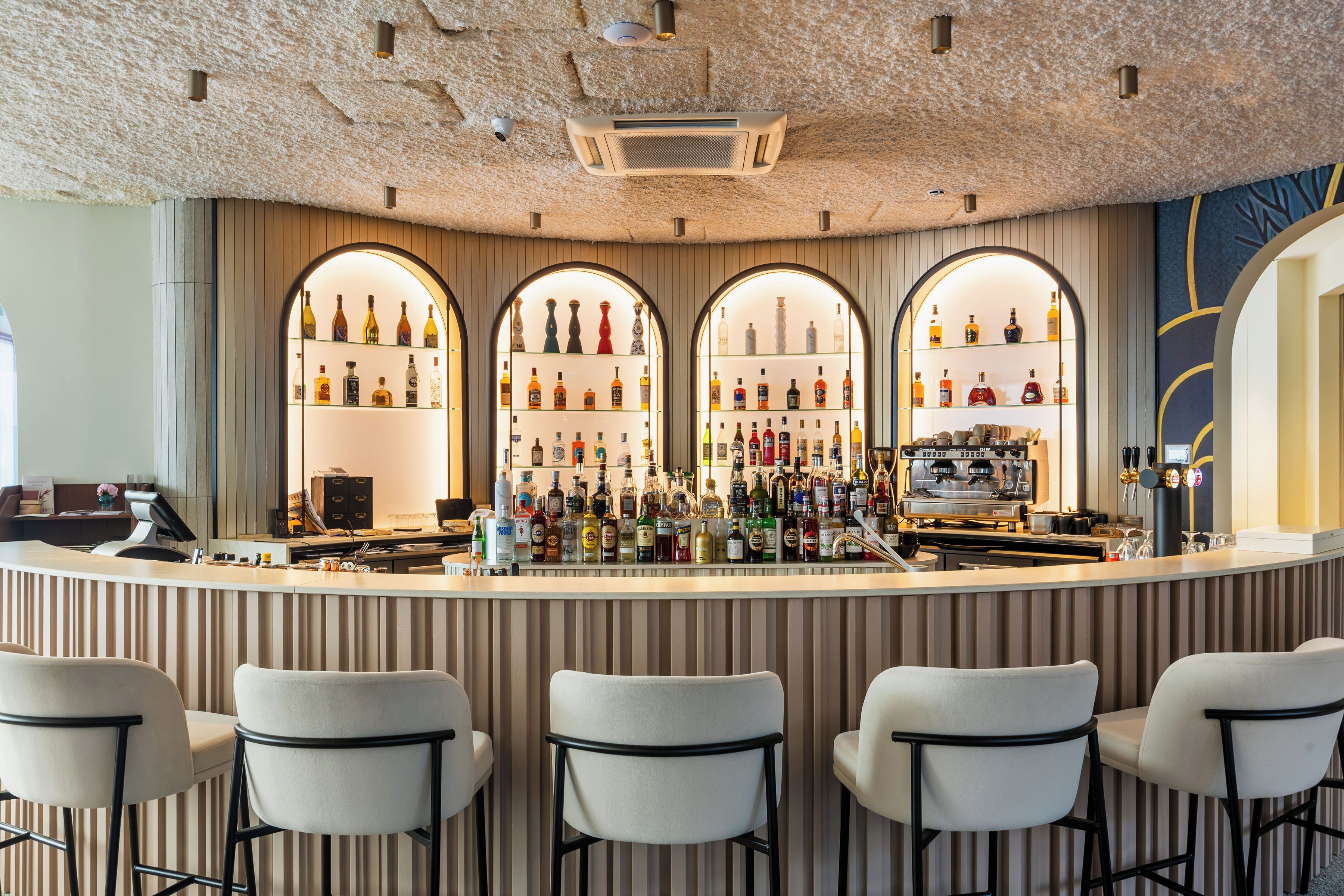 2 bars/lounges, rooftop bar