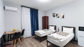 Chambre Familiale Double ou avec lits jumeaux, vue jardin | Bureau, Wi-Fi gratuit