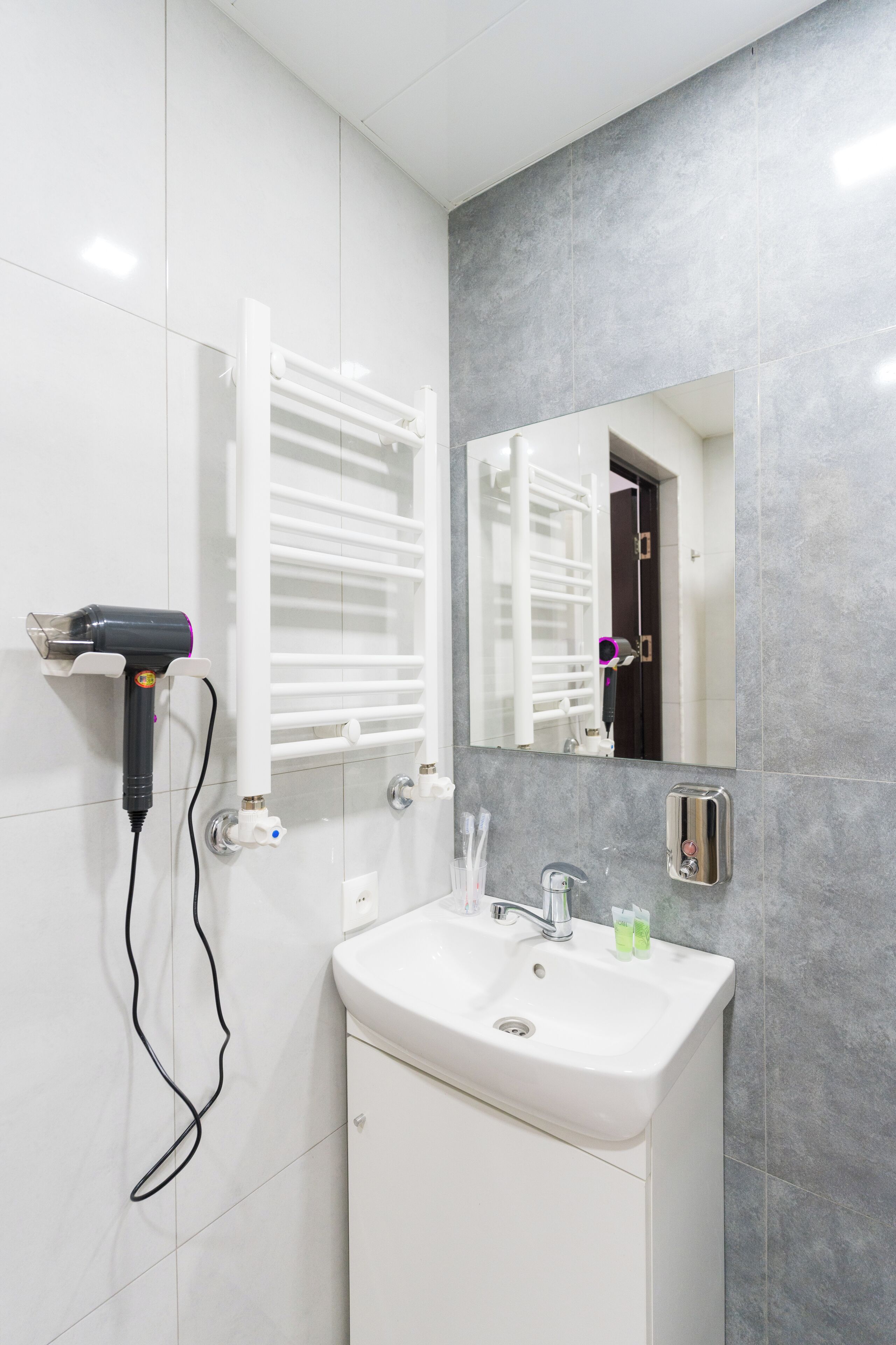 家庭双人房或双床房, 花园景观 | 浴室 | 淋浴设施、吹风机、拖鞋、毛巾