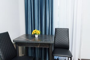 Dobbelt- eller tomannsrom – familie, hageutsikt | Skrivebord og wi-fi (inkludert)