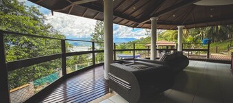 Cinematic house overlooking Itagua beach, Ubatuba 