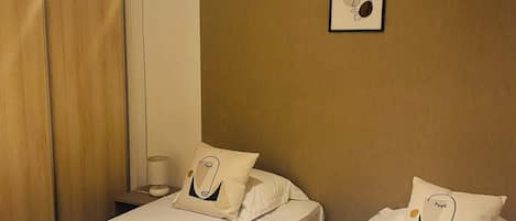 2 habitaciones, tabla de planchar con plancha, wifi y ropa de cama