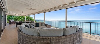 2 oceanfront suites with water access! Solar/batt