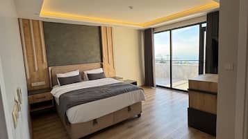 1 habitación, caja de seguridad en la habitación y escritorio