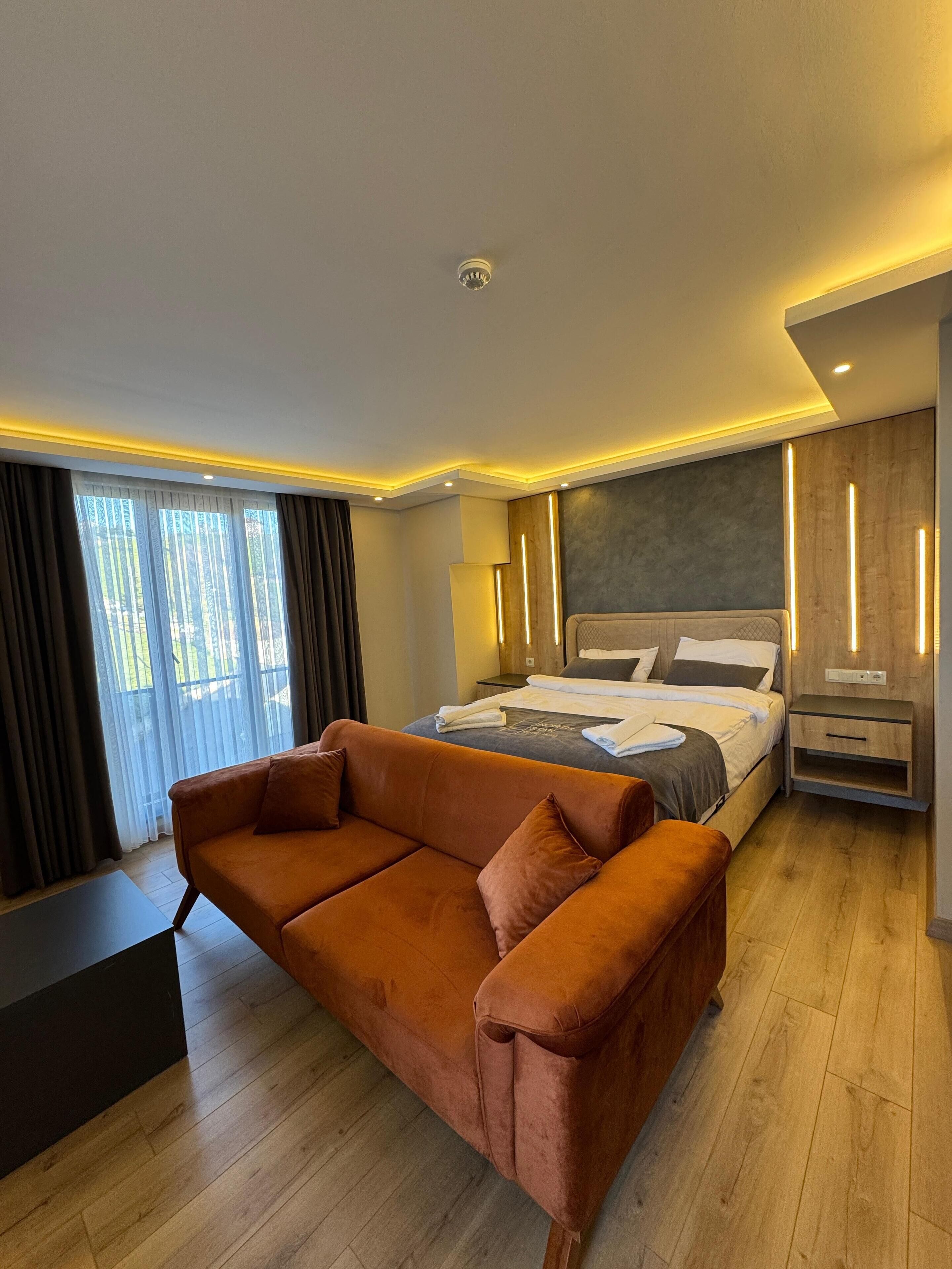 Svit Superior - flera sängar - balkong - havsutsikt | Värdeförvaringsskåp på rummet, skrivbord och arbetsyta för laptop