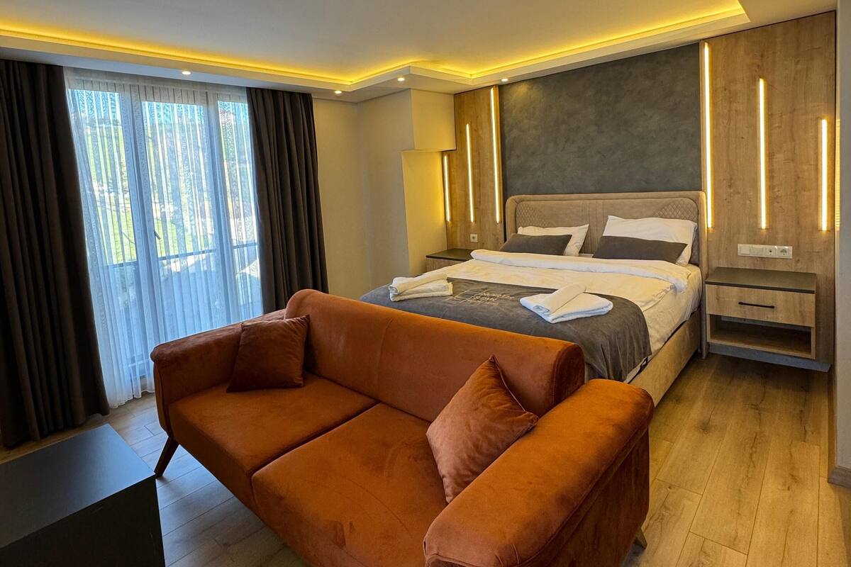 Safe på rommet, skrivebord, skrivebord for bærbar PC og lydisolert