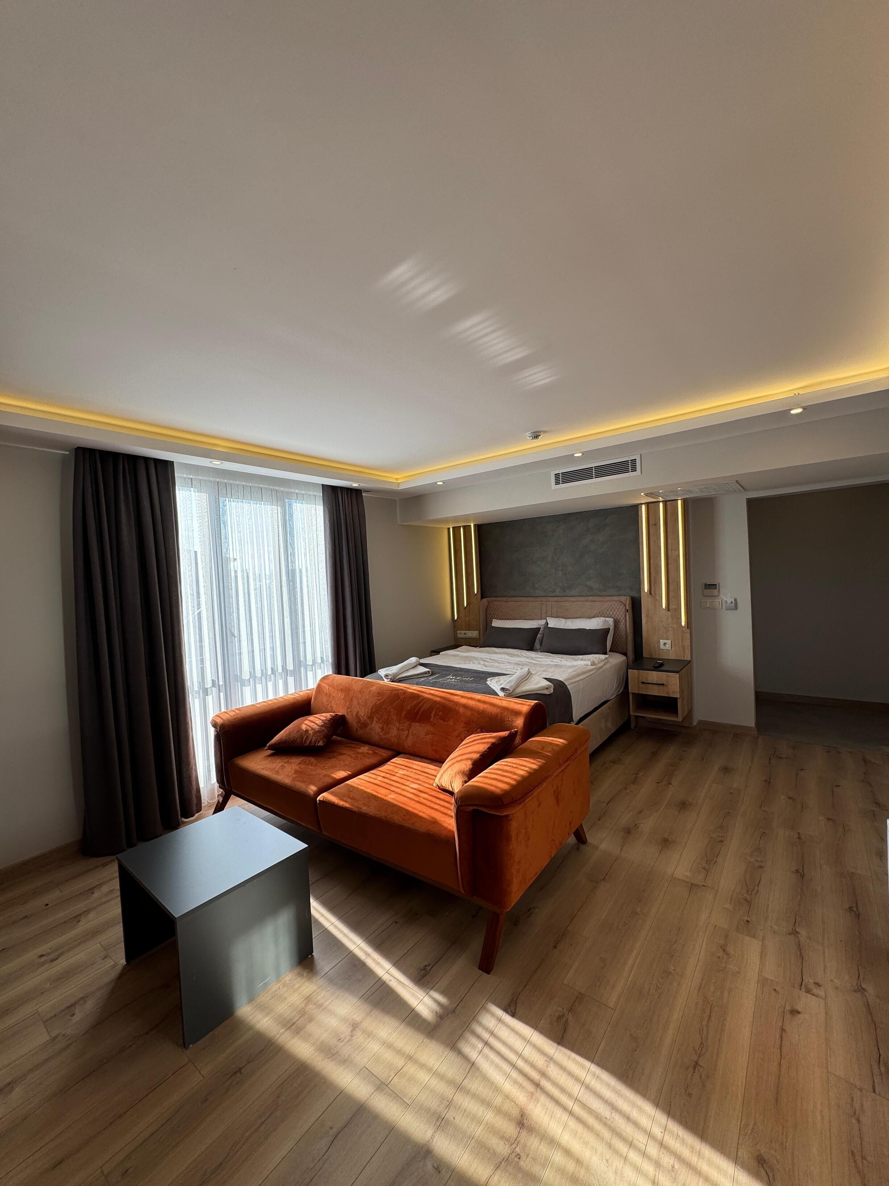 Safe på rommet, skrivebord, skrivebord for bærbar PC og lydisolert