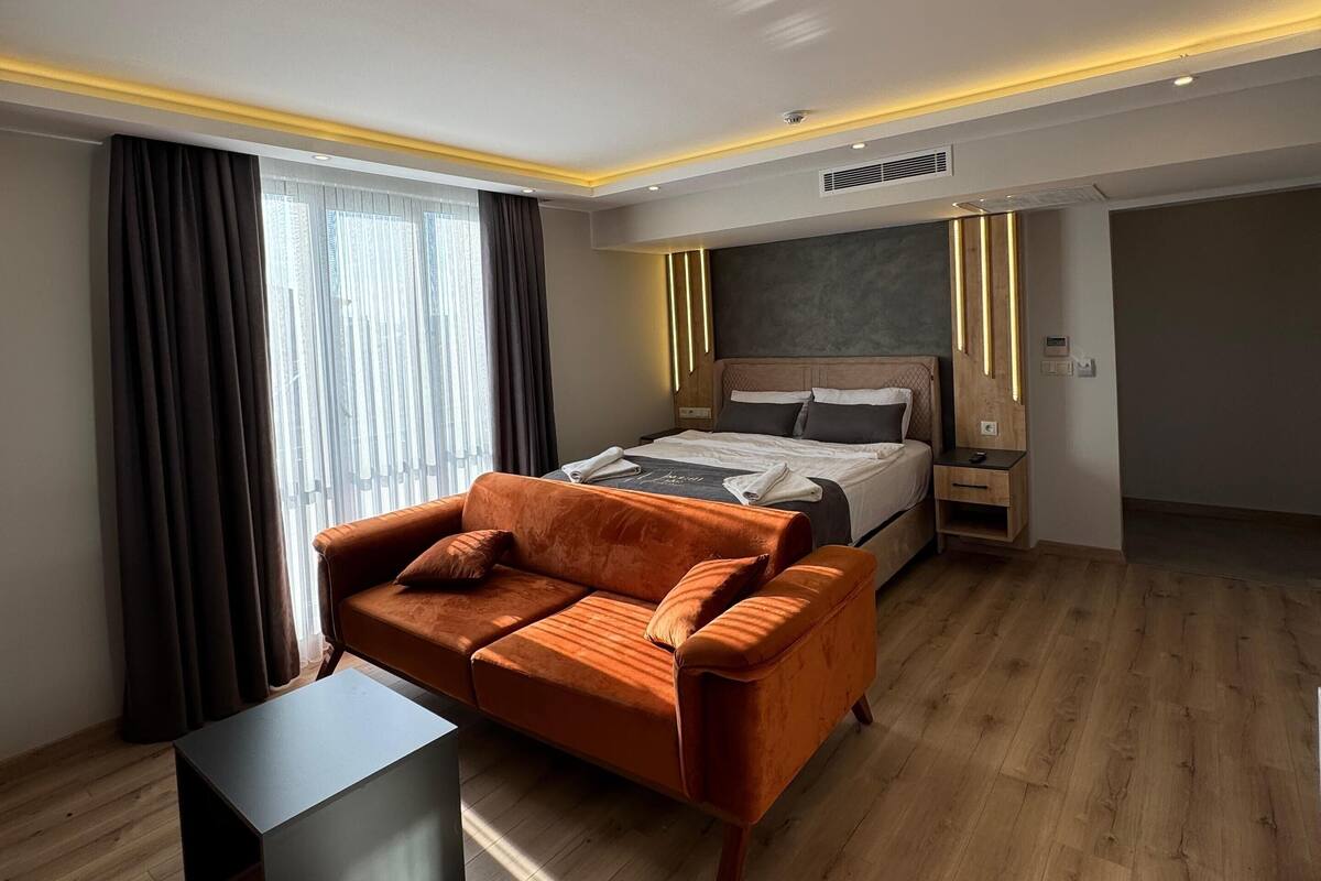 Safe på rommet, skrivebord, skrivebord for bærbar PC og lydisolert