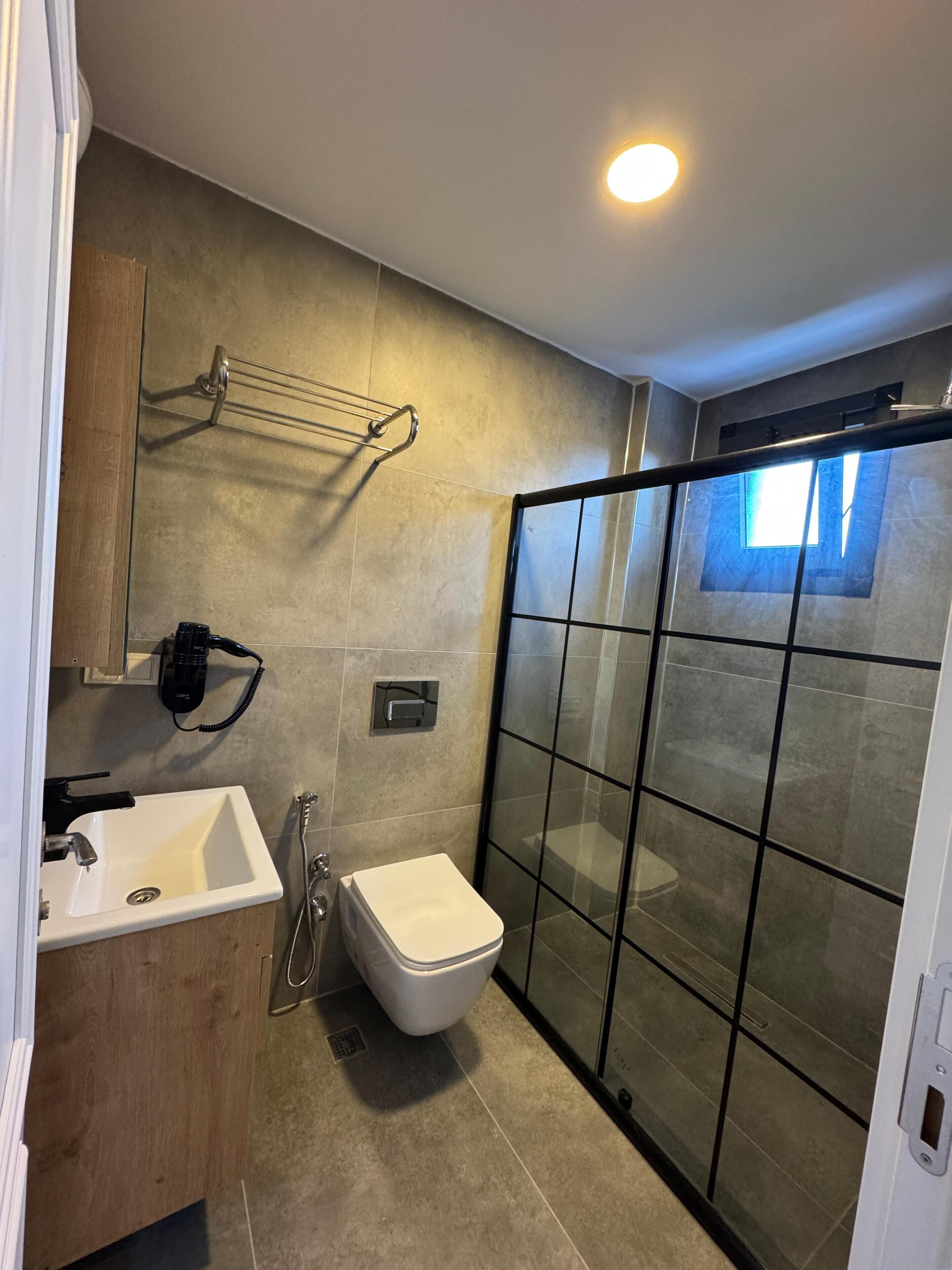 Pengering rambut, selipar, tuala disediakan, sabun 