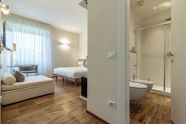 Phòng 3 Deluxe, quang cảnh thành phố | Két bảo mật tại phòng, bàn, khu vực làm việc phù hợp cho laptop