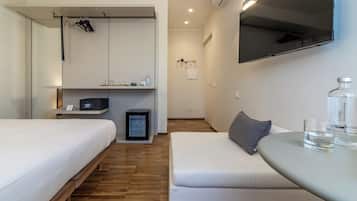 Quarto triplo luxo, vista para a cidade | Cofres nos quartos, escrivaninha, espaço de trabalho para notebook