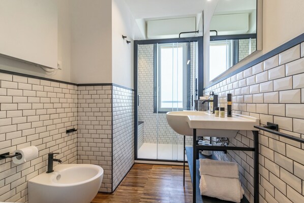 In-room safe, desk, laptop workspace, blackout curtains - Il Faro luxury rooms & lounge (La Spezia)