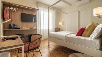 Deluxe-Doppelzimmer, Stadtblick | Zimmersafe, Schreibtisch, laptopgeeigneter Arbeitsplatz