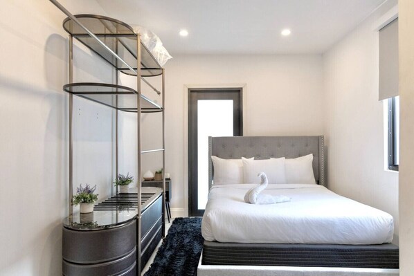 4 bedrooms, iron/ironing board, WiFi, bed sheets