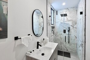 Douche, sĂšche-cheveux, serviettes fournies, savon