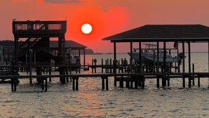 Marina - "Seacret Hideaway" 5 Min Drive to Beach. Private home with yard and patio (Destin)