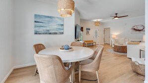 Dining - "Seacret Hideaway" 5 Min Drive to Beach. Private home with yard and patio (Destin)