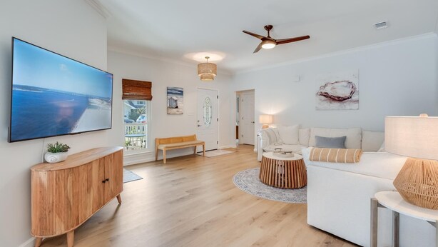 Smart TV - "Seacret Hideaway" 5 Min Drive to Beach. Private home with yard and patio (Destin)
