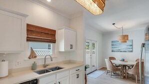 Coffee/tea maker, fridge, microwave, oven - "Seacret Hideaway" 5 Min Drive to Beach. Private home with yard and patio (Destin)