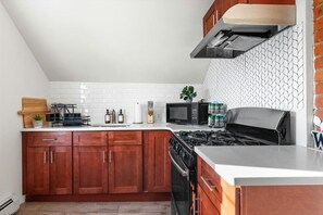 Private kitchen - Cozy & Quiet Furnished Apartment, 3-12 Month Stays (Mount Vernon)