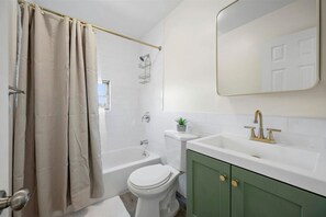 Serviettes fournies, savon, papier toilette